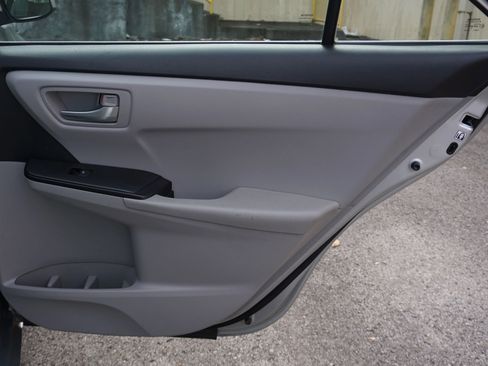 Used 2016 Toyota Camry SE image 11