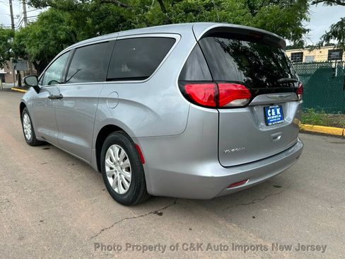 Used 2020 Chrysler Voyager L FWD image 13