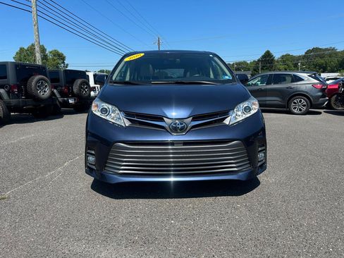 Used 2020 Toyota Sienna XLE Premium FWD image 2