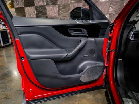 Used 2017 Jaguar F-PACE Premium image 35