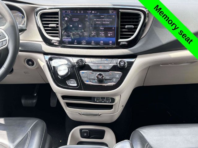 Used 2023 Chrysler Pacifica Touring-L FWD image 28
