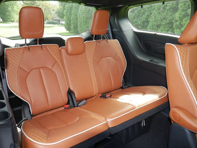 Used 2025 Chrysler Pacifica Pinnacle FWD image 25