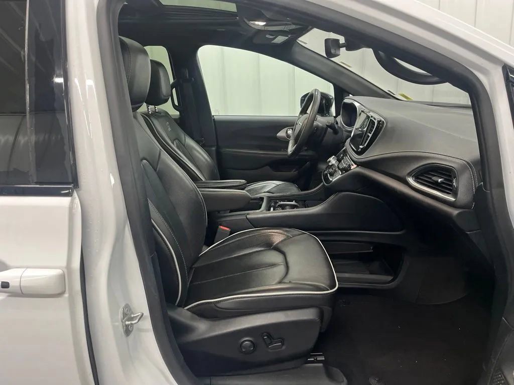 Used 2025 Chrysler Pacifica Limited FWD image 10