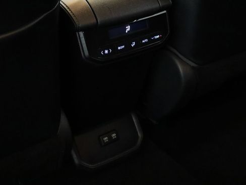 Used 2021 Toyota Highlander XLE AWD/4WD image 11