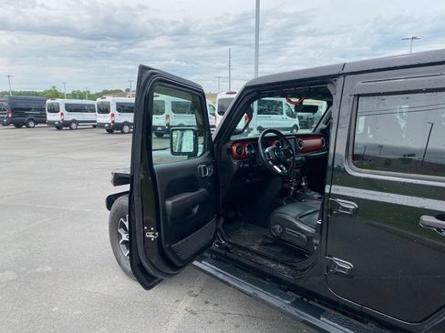 Used 2022 Jeep Wrangler Unlimited Rubicon w/ LED Lighting Group AWD/4WD image 10