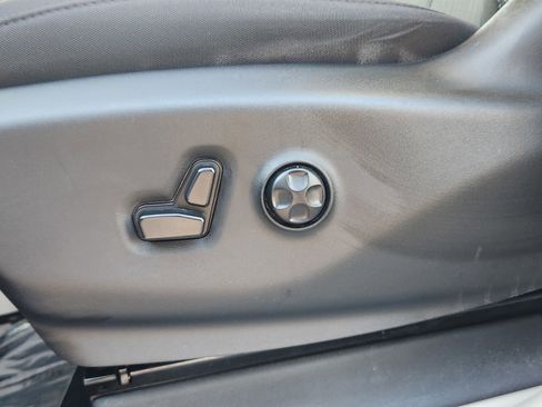 Used 2023 Chrysler Voyager LX image 35