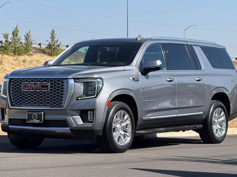 Used 2022 GMC Yukon XL Denali AWD/4WD image 7