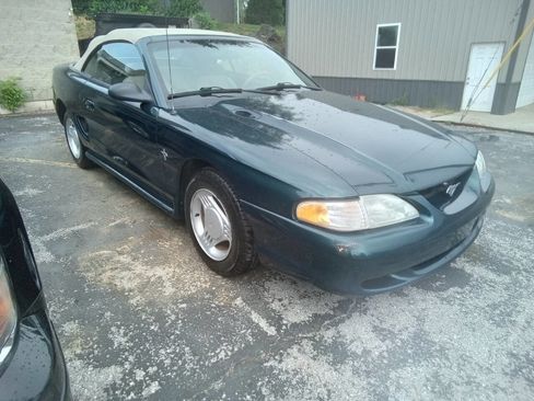 Used 1995 Ford Mustang Convertible RWD image 2