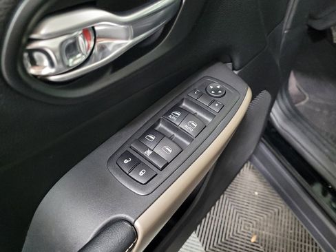 Used 2018 Jeep Cherokee Limited image 27