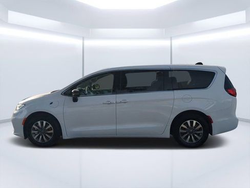 Used 2024 Chrysler Pacifica Limited FWD image 6