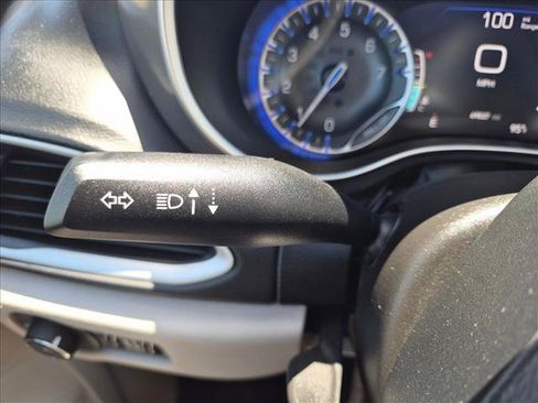 Used 2023 Chrysler Pacifica Touring-L FWD image 16