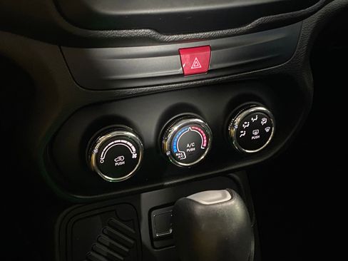 Used 2016 Jeep Renegade Latitude image 25