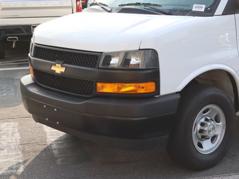 Used 2025 Chevrolet Express 3500 LS RWD image 7