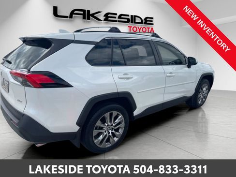 Used 2021 Toyota RAV4 XLE Premium image 5