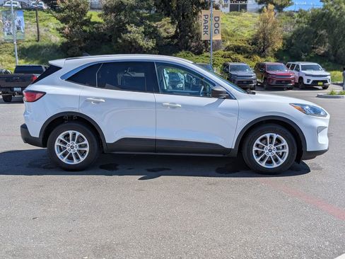 Used 2022 Ford Escape SE image 6