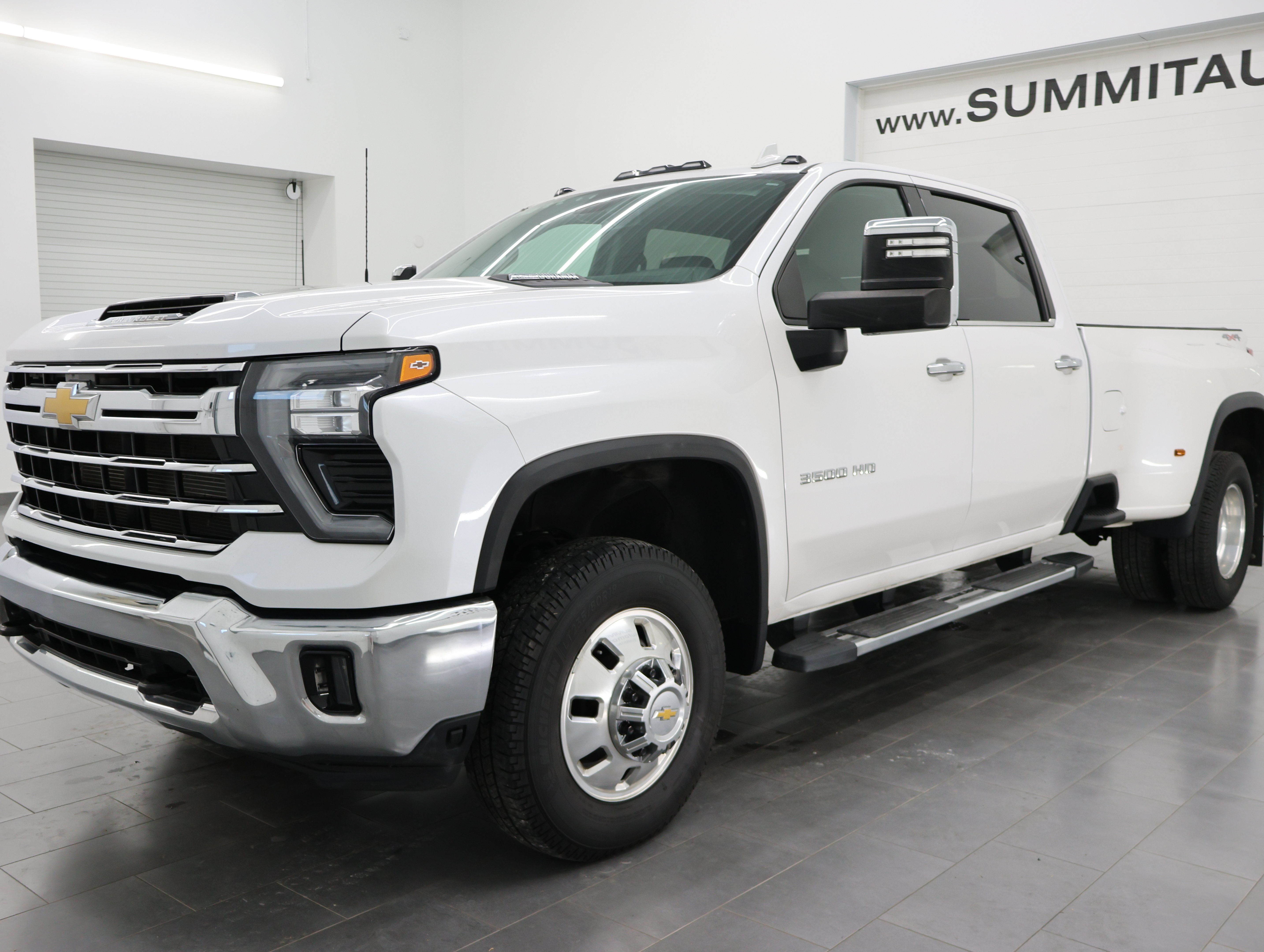 Used 2024 Chevrolet Silverado 3500 LTZ w/ LTZ Convenience Package AWD/4WD image 7