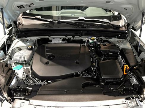 Used 2024 Volvo XC40 B5 Core image 9