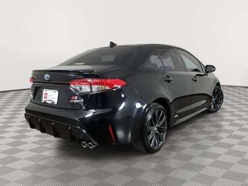 Used 2023 Toyota Corolla SE w/ SE Package image 9