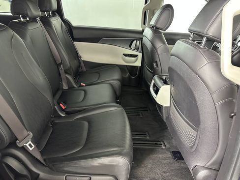 Used 2023 Kia Carnival LX FWD image 28