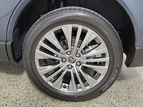 Used 2024 Toyota Venza XLE AWD/4WD image 8