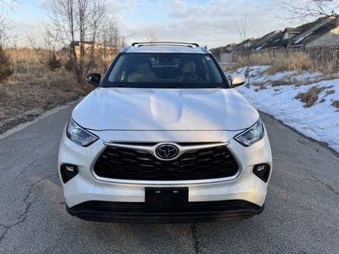 Used 2021 Toyota Highlander XLE image 3