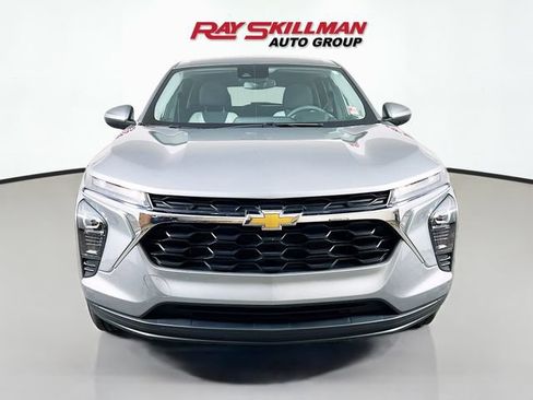 Used 2025 Chevrolet Trax LS w/ LS Convenience Package FWD image 2