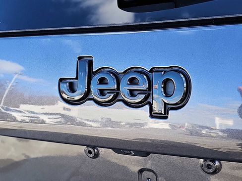 Used 2023 Jeep Cherokee Altitude Lux image 32