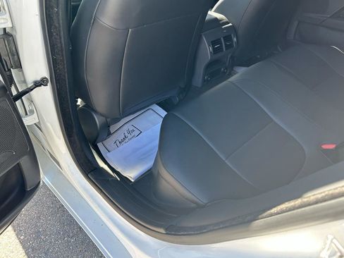 Used 2018 Jaguar XE image 9