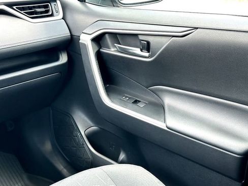 Used 2021 Toyota RAV4 XLE w/ Convenience Package image 28