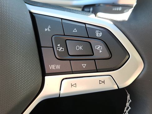 New 2026 Volkswagen Taos SE image 18