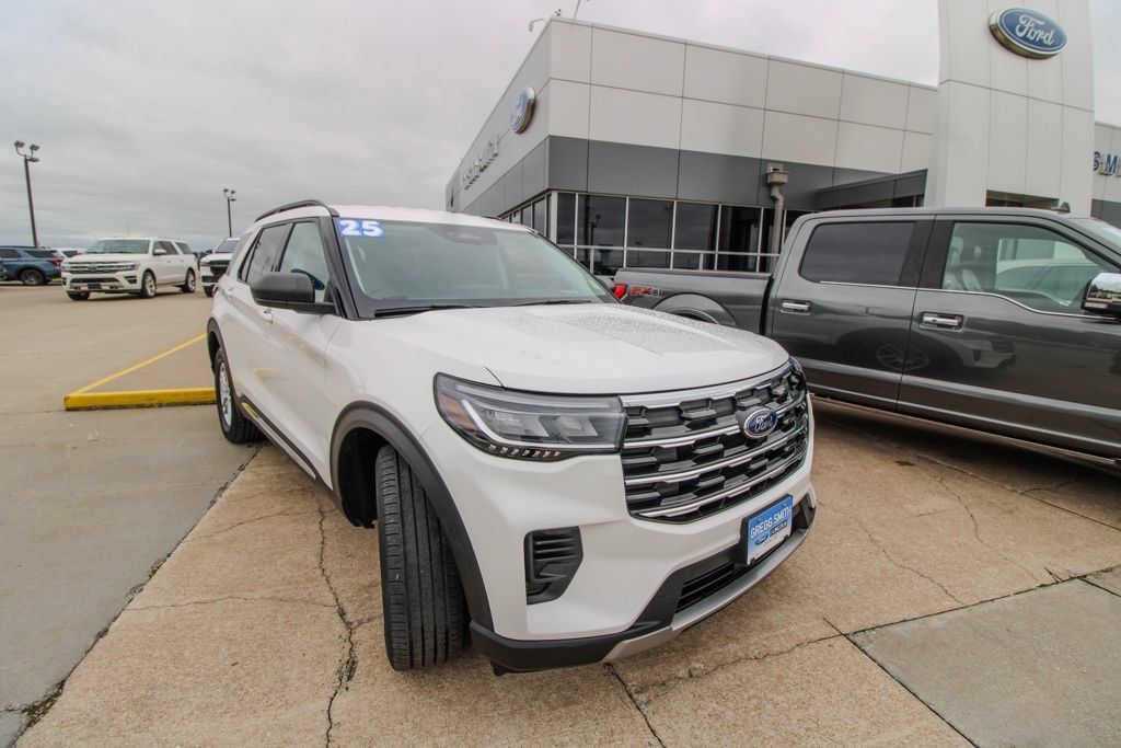 Used 2025 Ford Explorer Active AWD/4WD image 2