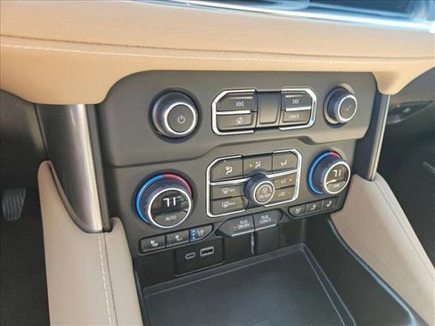 Used 2024 Chevrolet Suburban Premier w/ Premium Package RWD image 18