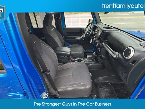 Used 2015 Jeep Wrangler Unlimited Rubicon w/ Connectivity Group image 41