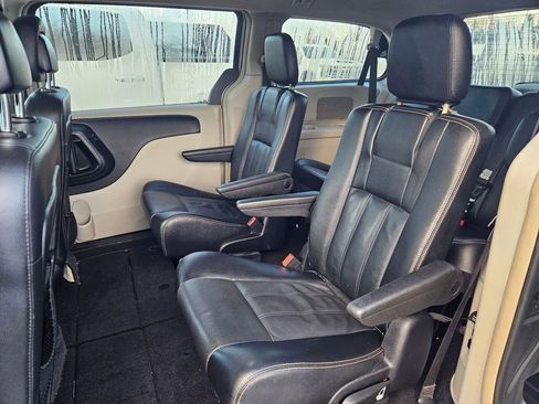 Used 2014 Chrysler Town & Country Touring image 29