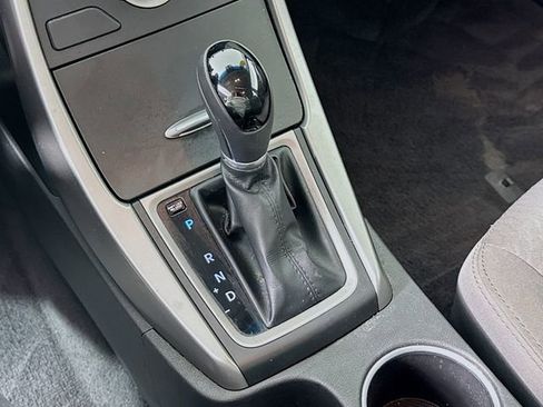 Used 2015 Hyundai Elantra SE image 16