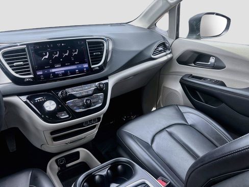 Used 2023 Chrysler Pacifica Touring-L FWD image 22