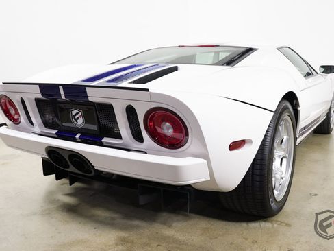 Used 2005 Ford GT image 10
