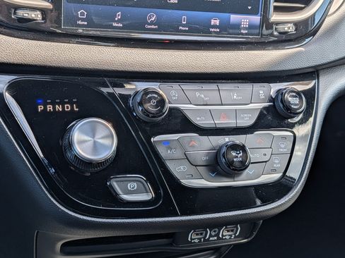 Used 2025 Chrysler Pacifica Select FWD image 26