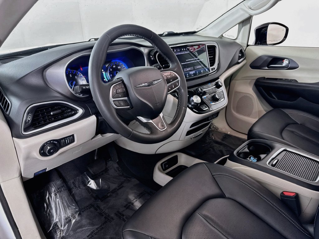 Used 2024 Chrysler Pacifica Touring-L FWD image 9