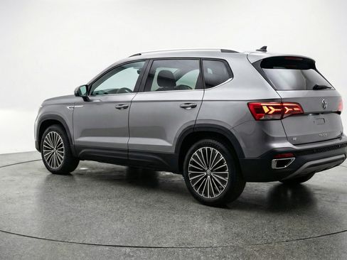 Used 2025 Volkswagen Taos SE image 6