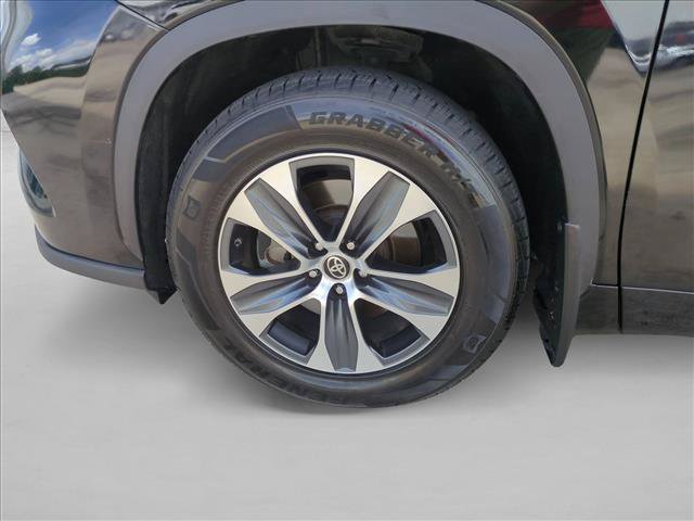 Used 2024 Toyota Highlander XLE FWD image 24