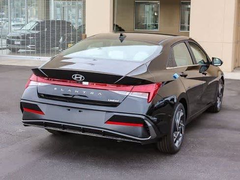 Certified 2025 Hyundai Elantra Limited FWD image 4