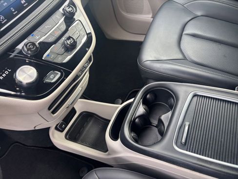 Used 2023 Chrysler Pacifica Touring-L image 42