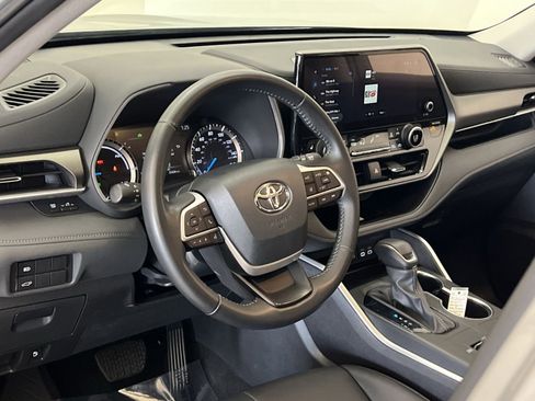 Used 2024 Toyota Highlander XLE AWD/4WD image 15