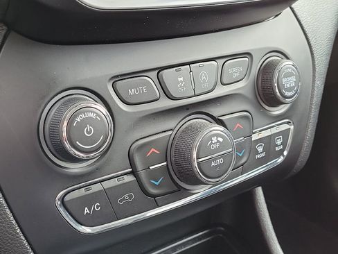 Used 2020 Jeep Cherokee Limited image 30