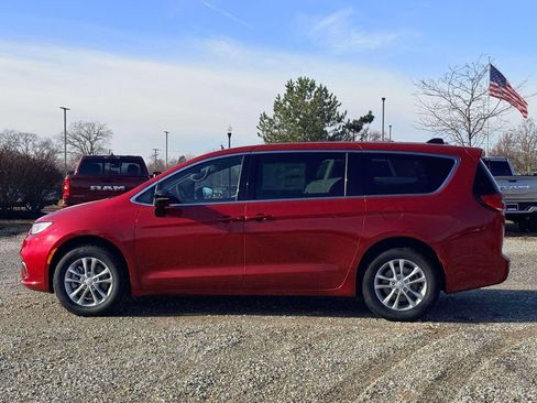 New 2026 Chrysler Pacifica Select AWD/4WD image 7