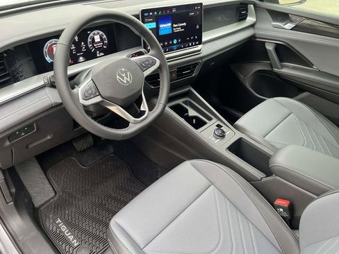 New 2026 Volkswagen Tiguan SE FWD image 12