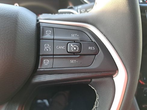 Used 2023 Jeep Grand Cherokee Laredo AWD/4WD image 17