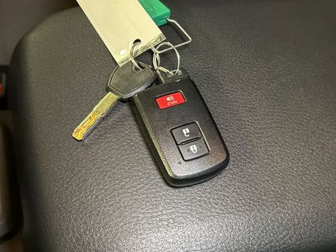 Used 2023 Toyota Tacoma TRD Off-Road image 32