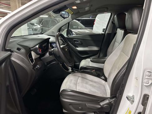 Used 2021 Chevrolet Trax LT AWD/4WD image 13